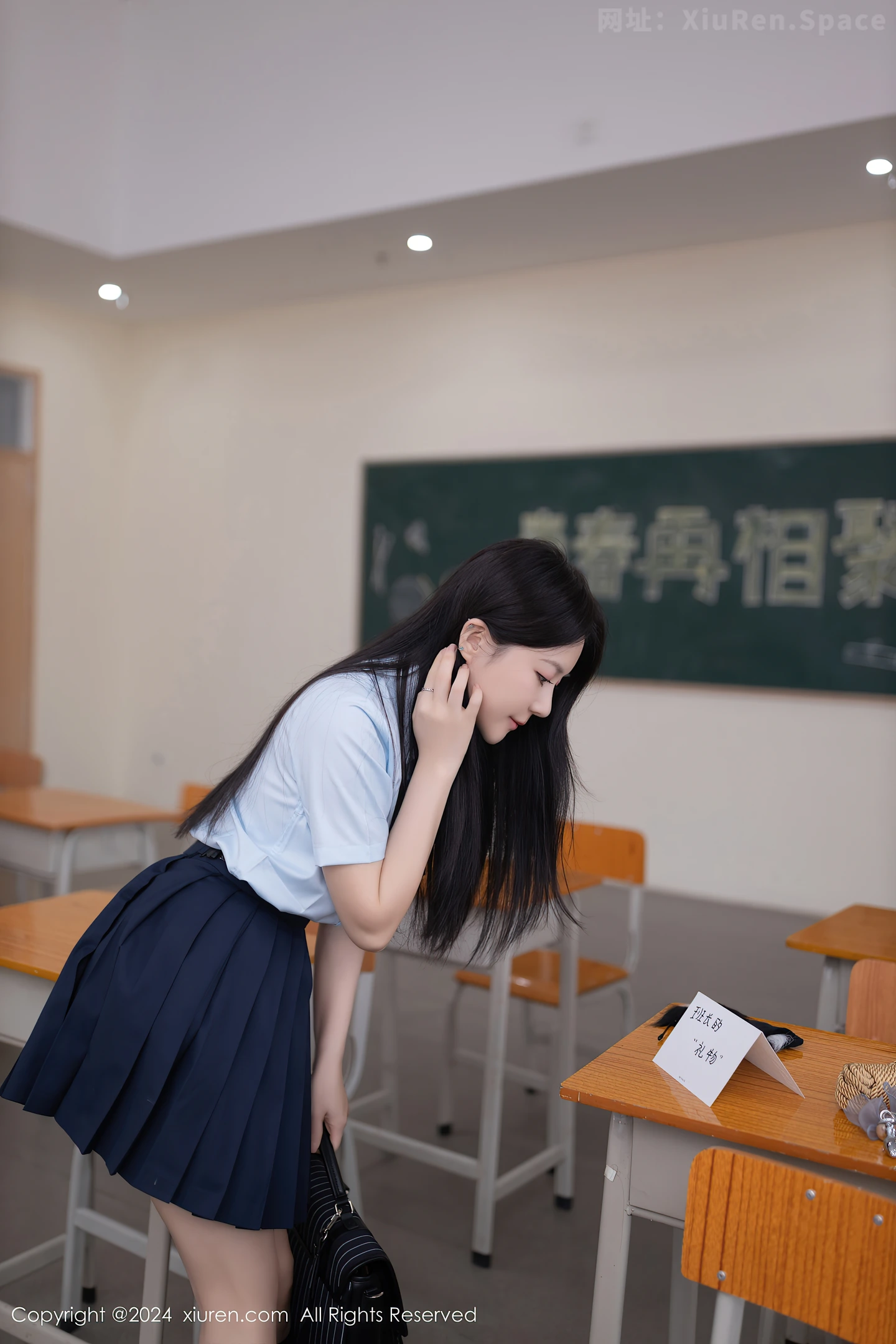 图片[4]-[XiuRen秀人网]VOL.8854 模特鱼子酱Fish教室场景性感学生制服配黑丝袜秀曼妙身姿诱惑写真80P-秀人网官方网站